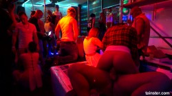 Секс вечеринка, страстная групповая ебля под музыку, все девушки на дискотеке раздвигают ноги